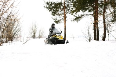 Kar adamı. Kış tatilleri niteliğine rekreasyon kavramı. Kış sporları.