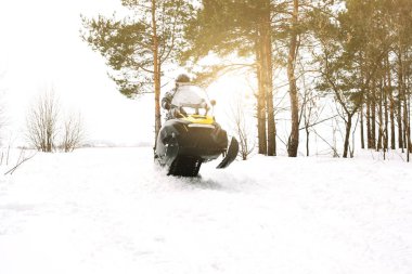 Kar adamı. Kış tatilleri niteliğine rekreasyon kavramı. Kış sporları.