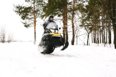 Kar adamı. Kış tatilleri niteliğine rekreasyon kavramı. Kış sporları.