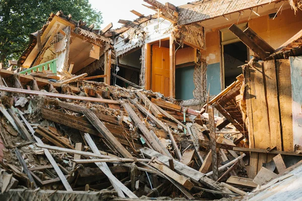 Verwoest door de aardbeving-gebouw. — Stockfoto