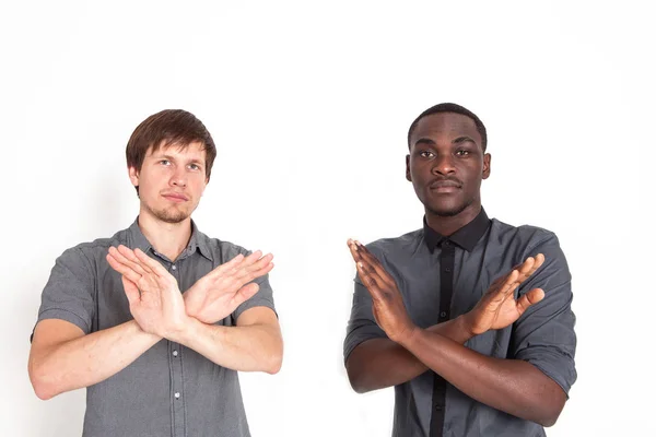 Farklı milletlerden insanlar dur işareti göster