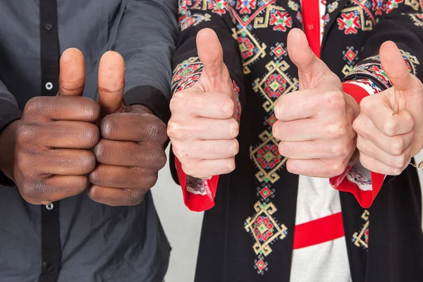 )  Människor av olika nationaliteter tillsammans. Begreppet nätverk, Union, gemenskap, kommunikation. Olika personer. — Stockfoto