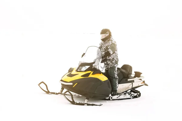 Homem na moto de neve. Conceito de recreação sobre a natureza em férias de inverno. Esportes de inverno . — Fotografia de Stock