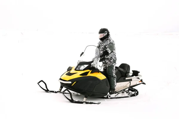 Hombre en moto de nieve. Concepto de recreación sobre la naturaleza en las vacaciones de invierno. Deportes de invierno . —  Fotos de Stock
