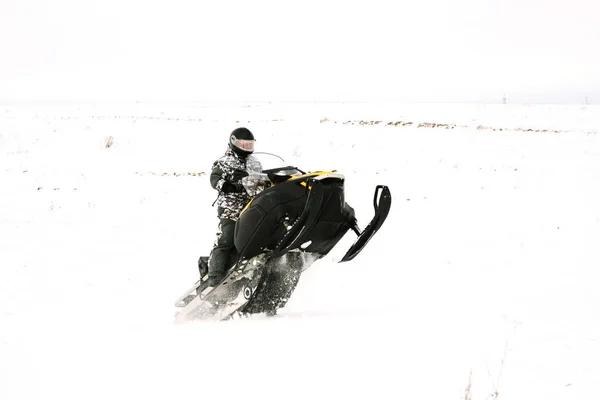 Homem na moto de neve. Conceito de recreação sobre a natureza em férias de inverno. Esportes de inverno . — Fotografia de Stock