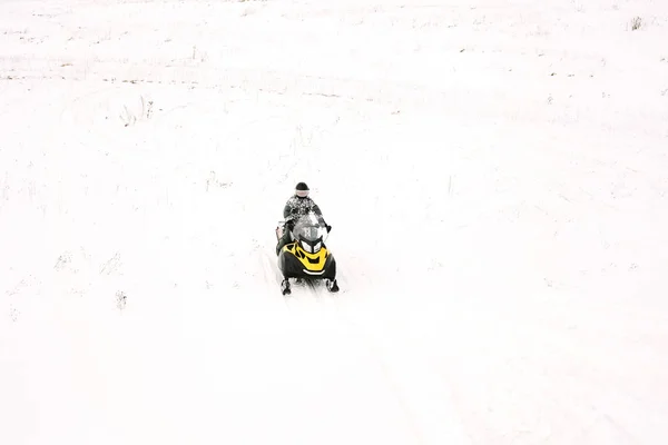 Mann auf Schneemobil. Erholungskonzept zur Natur in den Winterferien. Wintersport. — Stockfoto