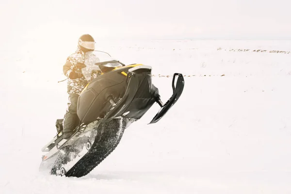 Człowiek na skuterach śnieżnych. Rekreacja koncepcja natury w ferie zimowe. Sporty zimowe. — Zdjęcie stockowe