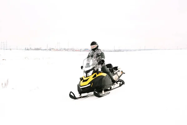 Homem na moto de neve. Conceito de recreação sobre a natureza em férias de inverno. Esportes de inverno . — Fotografia de Stock