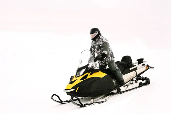 Homme en motoneige. Concept de loisirs sur la nature pendant les vacances d'hiver. Sports d'hiver . — Photo