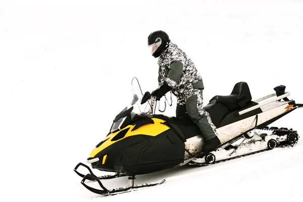 Ο άνθρωπος σε snowmobile. Έννοια αναψυχή στη φύση σε χειμερινές διακοπές. Χειμερινά σπορ. — Φωτογραφία Αρχείου