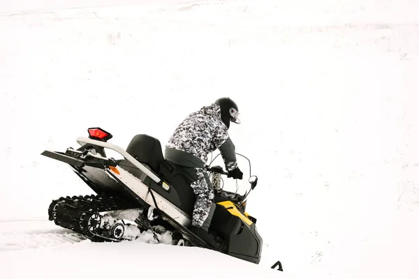 Mann auf Schneemobil. Erholungskonzept zur Natur in den Winterferien. Wintersport. — Stockfoto