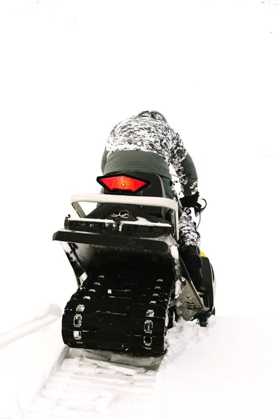 Hombre en moto de nieve. Concepto de recreación sobre la naturaleza en las vacaciones de invierno. Deportes de invierno . — Foto de Stock