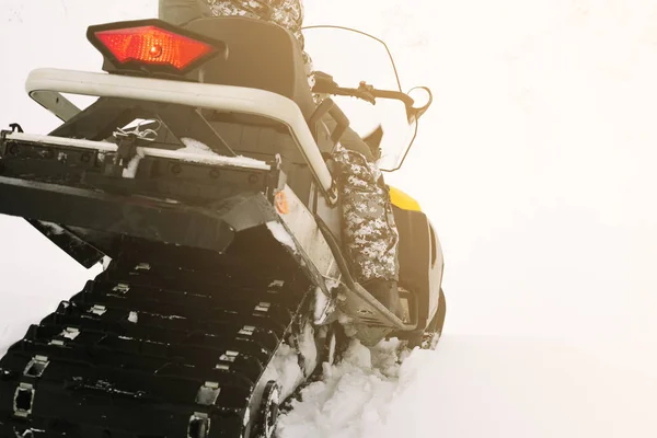 Εννοιολογική εικόνα. Snowmobile. Η έννοια των διακοπών κατά τη διάρκεια των χειμερινών διακοπών — Φωτογραφία Αρχείου