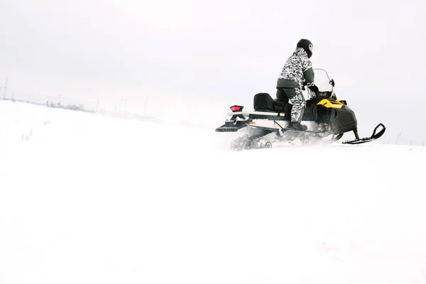 Человек на снегоходе. Концепция отдыха на природе в зимние каникулы. Зимние виды спорта . — стоковое фото