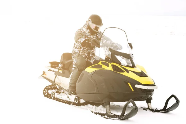 Hombre en moto de nieve. Concepto de recreación sobre la naturaleza en las vacaciones de invierno. Deportes de invierno . —  Fotos de Stock