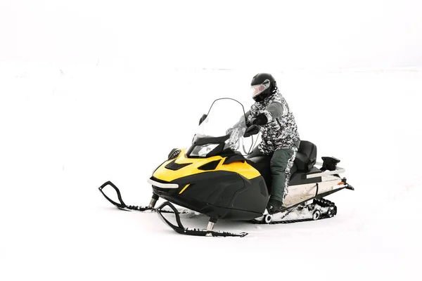 Homem na moto de neve. Conceito de recreação sobre a natureza em férias de inverno. Esportes de inverno . — Fotografia de Stock