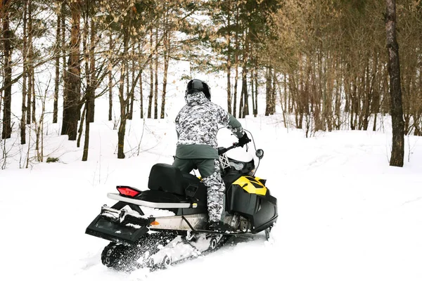 Ο άνθρωπος σε snowmobile. Έννοια αναψυχή στη φύση σε χειμερινές διακοπές. Χειμερινά σπορ. — Φωτογραφία Αρχείου