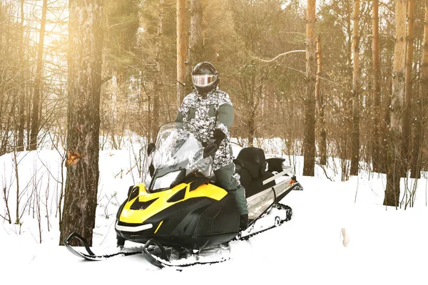 Homem na moto de neve. Conceito de recreação sobre a natureza em férias de inverno. Esportes de inverno . — Fotografia de Stock