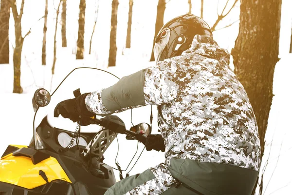 Kar adamı. Kış tatilleri niteliğine rekreasyon kavramı. Kış sporları.