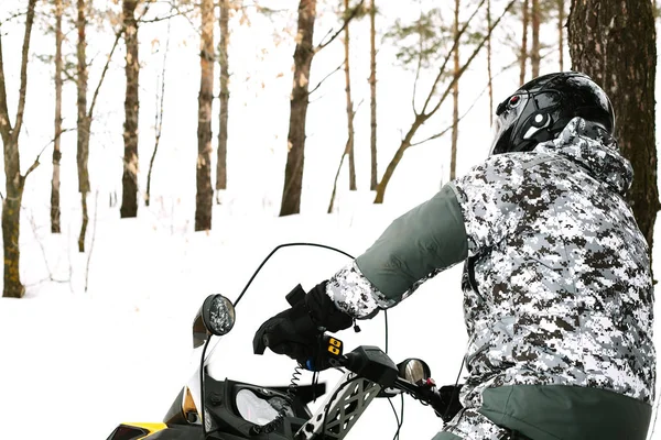 Kar adamı. Kış tatilleri niteliğine rekreasyon kavramı. Kış sporları.