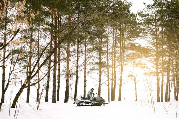 Homem na moto de neve. Conceito de recreação sobre a natureza em férias de inverno. Esportes de inverno . — Fotografia de Stock