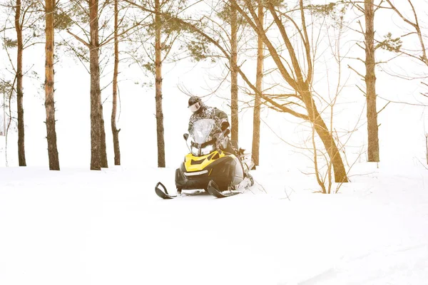 Hombre en moto de nieve. Concepto de recreación sobre la naturaleza en las vacaciones de invierno. Deportes de invierno . — Foto de Stock