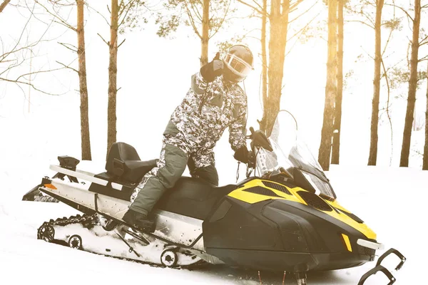 Mann auf Schneemobil. Erholungskonzept zur Natur in den Winterferien. Wintersport. — Stockfoto