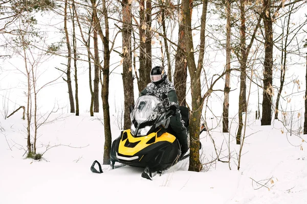 Homem na moto de neve. Conceito de recreação sobre a natureza em férias de inverno. Esportes de inverno . — Fotografia de Stock