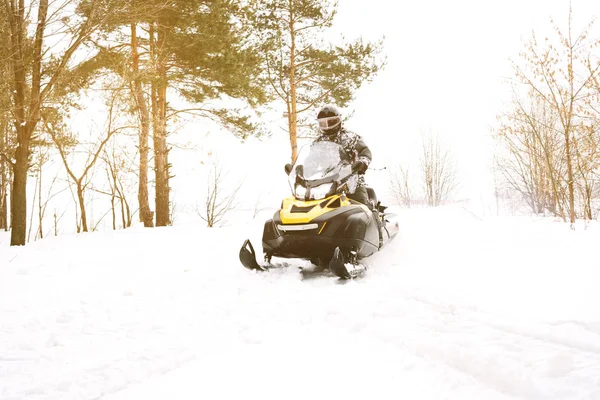 Ο άνθρωπος σε snowmobile. Έννοια αναψυχή στη φύση σε χειμερινές διακοπές. Χειμερινά σπορ. — Φωτογραφία Αρχείου