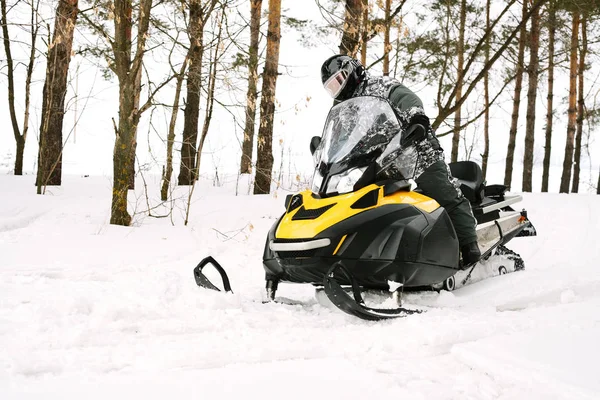 Homem na moto de neve. Conceito de recreação sobre a natureza em férias de inverno. Esportes de inverno . — Fotografia de Stock