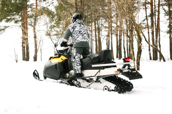 Homem na moto de neve. Conceito de recreação sobre a natureza em férias de inverno. Esportes de inverno . — Fotografia de Stock