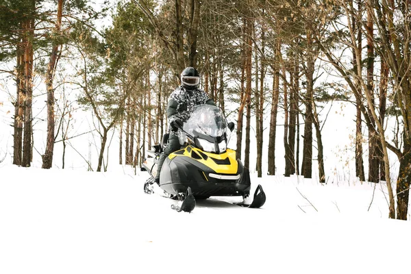 Homem na moto de neve. Conceito de recreação sobre a natureza em férias de inverno. Esportes de inverno . — Fotografia de Stock