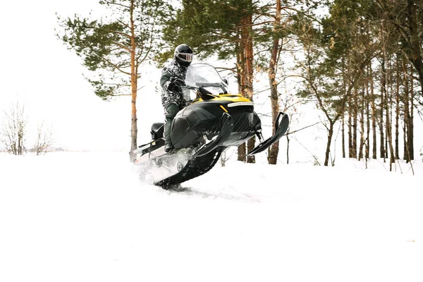 Kar adamı. Kış tatilleri niteliğine rekreasyon kavramı. Kış sporları.