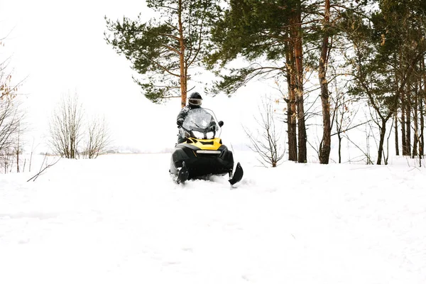 Homem na moto de neve. Conceito de recreação sobre a natureza em férias de inverno. Esportes de inverno . — Fotografia de Stock