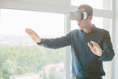 Sanal gerçeklik gözlüklü adam. Gelecekteki teknoloji konsepti.