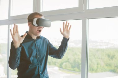 Sanal gerçeklik gözlüklü adam. Gelecekteki teknoloji konsepti.