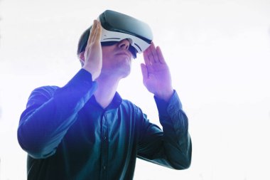 Sanal gerçeklik gözlüklü adam. Gelecekteki teknoloji konsepti.
