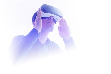 Sanal gerçeklik gözlüklü adam. Gelecekteki teknoloji konsepti.