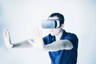 Sanal gerçeklik gözlüklü adam. Gelecekteki teknoloji konsepti.