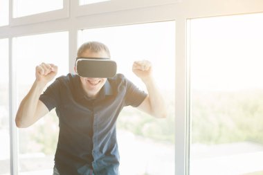 Sanal gerçeklik gözlüklü adam. Gelecekteki teknoloji konsepti.