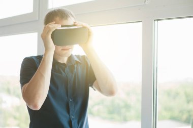 Sanal gerçeklik gözlüklü adam. Gelecekteki teknoloji konsepti.