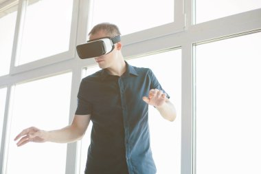 Sanal gerçeklik gözlüklü adam. Gelecekteki teknoloji konsepti.