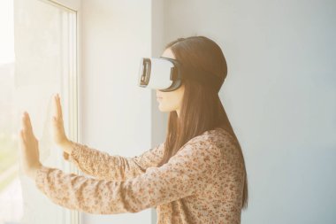 Sanal gerçeklik gözlüklü kadın. Geleceğin teknolojisi kavramı.