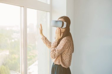 Sanal gerçeklik gözlüklü kadın. Geleceğin teknolojisi kavramı.