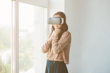 Sanal gerçeklik gözlüklü kadın. Geleceğin teknolojisi kavramı.