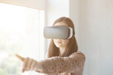 Sanal gerçeklik gözlüklü kadın. Geleceğin teknolojisi kavramı.