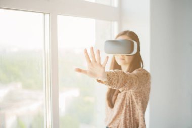 Sanal gerçeklik gözlüklü kadın. Geleceğin teknolojisi kavramı.