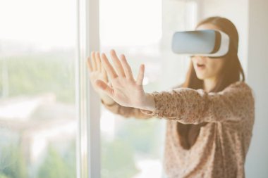 Sanal gerçeklik gözlüklü kadın. Geleceğin teknolojisi kavramı.