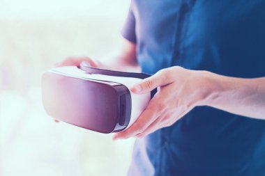 Sanal gerçeklik gözlüklü adam. Gelecekteki teknoloji konsepti.