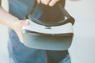 Sanal gerçeklik gözlüklü adam. Gelecekteki teknoloji konsepti.